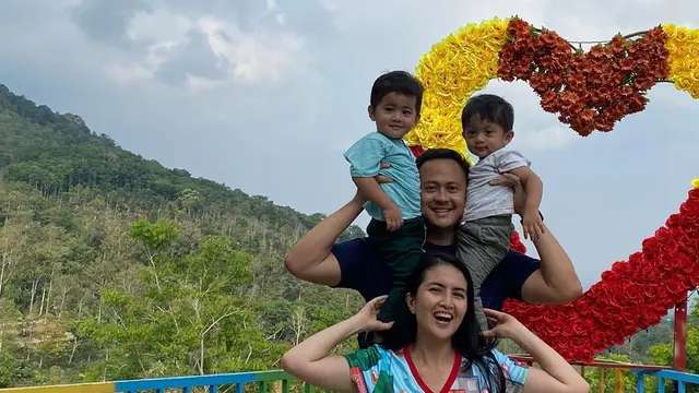 6 Potret Kadek Devie Momong Anak Kembar yang Jarang Terekspos
