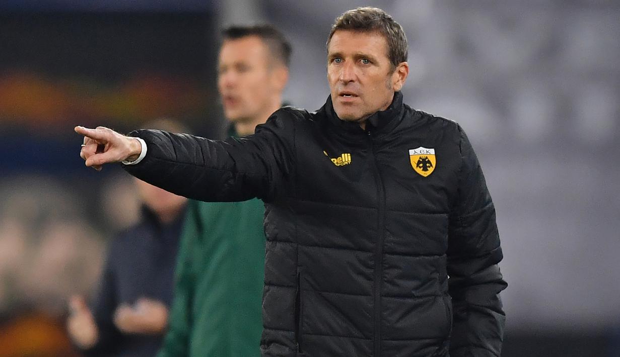 Pelatih AEK Athens, Massimo Carrera, memberi instruksi kepada para pemainnya dalam laga lanjutan Liga Europa 2020/21 Grup G melawan Leicester City di King Power Stadium, Kamis (10/12/2020). AEK Athens kalah 0-2 dari Leicester City. (AFP/Ben Stansall)