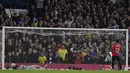 Dari lima eksekutor Southampton, dua pemain gagal menjalankan tugasnya. Theo Walcott selaku eksekutor kedua, tendangannya gagal akibat membentur tiang. (AFP/Glyn Kirk)