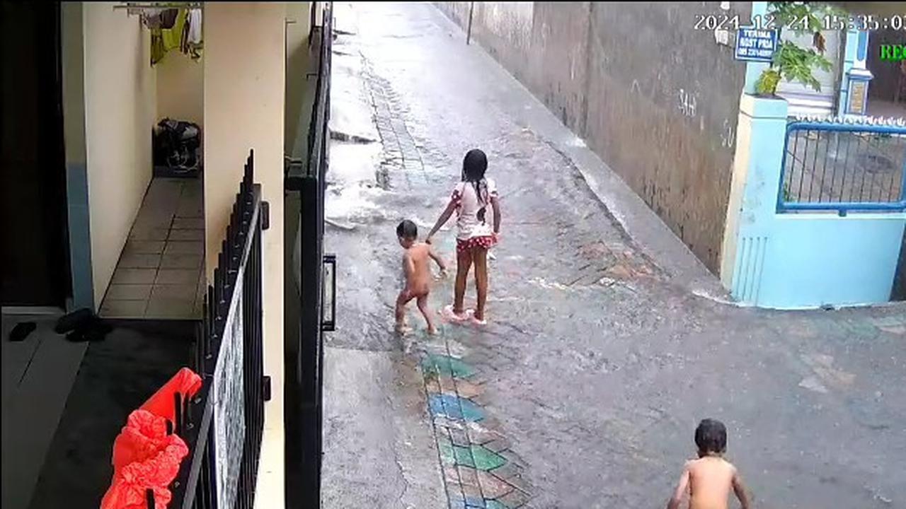 Bayi mandi hujan tercebur selokan