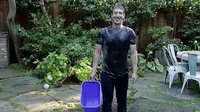 Bos Facebook Tantang Bill Gates Mandi Air Es