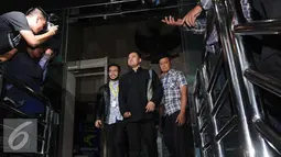Pedangdut, Saipul Jamil berjalan meninggalkan gedung KPK usai menjalani pemeriksaan, Jakarta, Selasa (17/1). Lagu baru tersebut berjudul "Sanggupkah Setia" yang ditulisnya di tahanan. (Liputan6.com/Helmi Affandi)