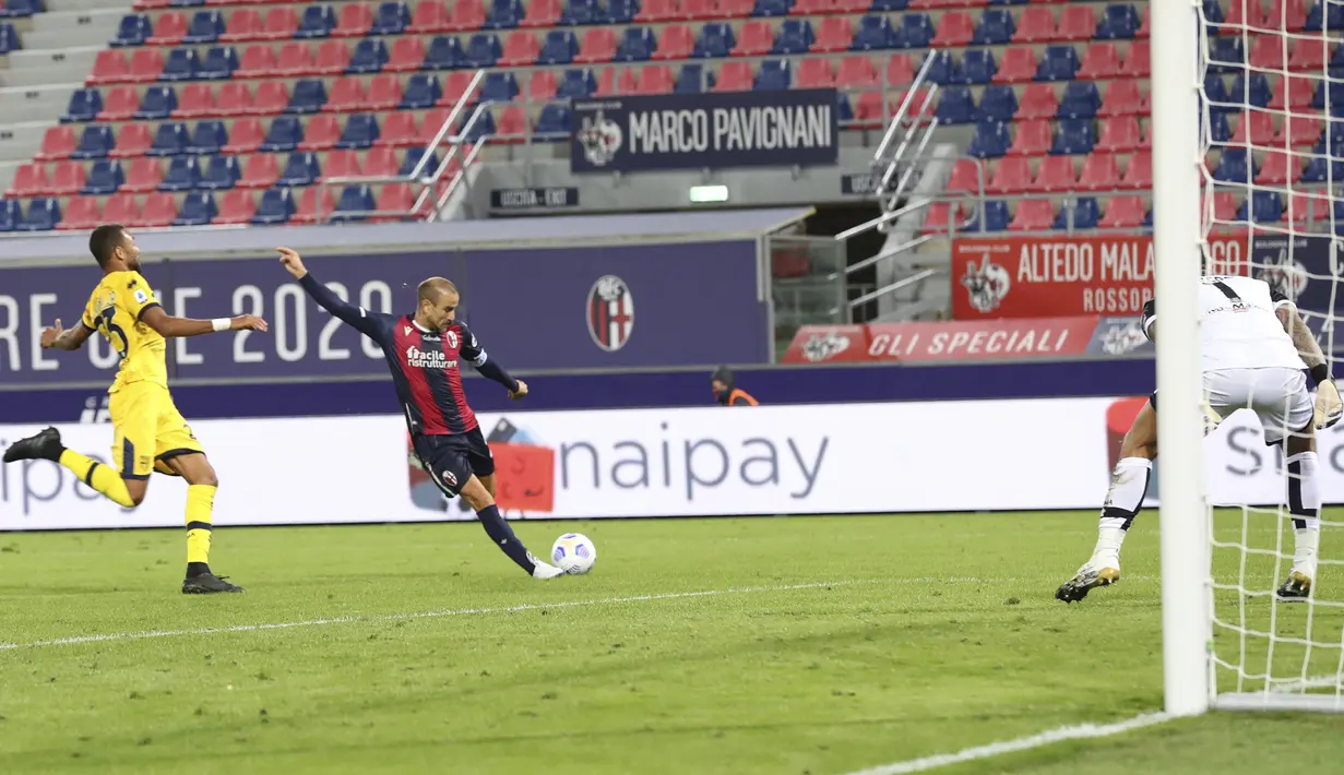Penyerang Bologna, Rodrigo Palacio, berusaha mencetak gol ke gawang Parma pada laga lanjutan Liga Italia di di Stadion Renato Dell'Ara, Selasa (29/9/2020) dini hari WIB. Bolongna menang 4-1 atas Parma. (Filippo Rubin/LaPresse via AP)