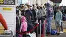 Penumpang antre untuk memeriksa bagasi mereka di tepi jalan terminal Bandara Internasional Denver di Denver, AS, Senin (3/1/2022). Badai musim dingin ditambah pandemi membuat frustrasi pelancong yang penerbangan pulang dari liburannya dibatalkan atau ditunda di awal tahun (AP Photo/David Zalubowski)