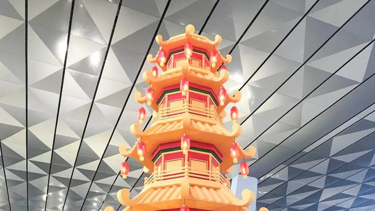Pagoda setinggi 10 meter di Bandara Soekarno Hatta. Liputan6.com/Pramita