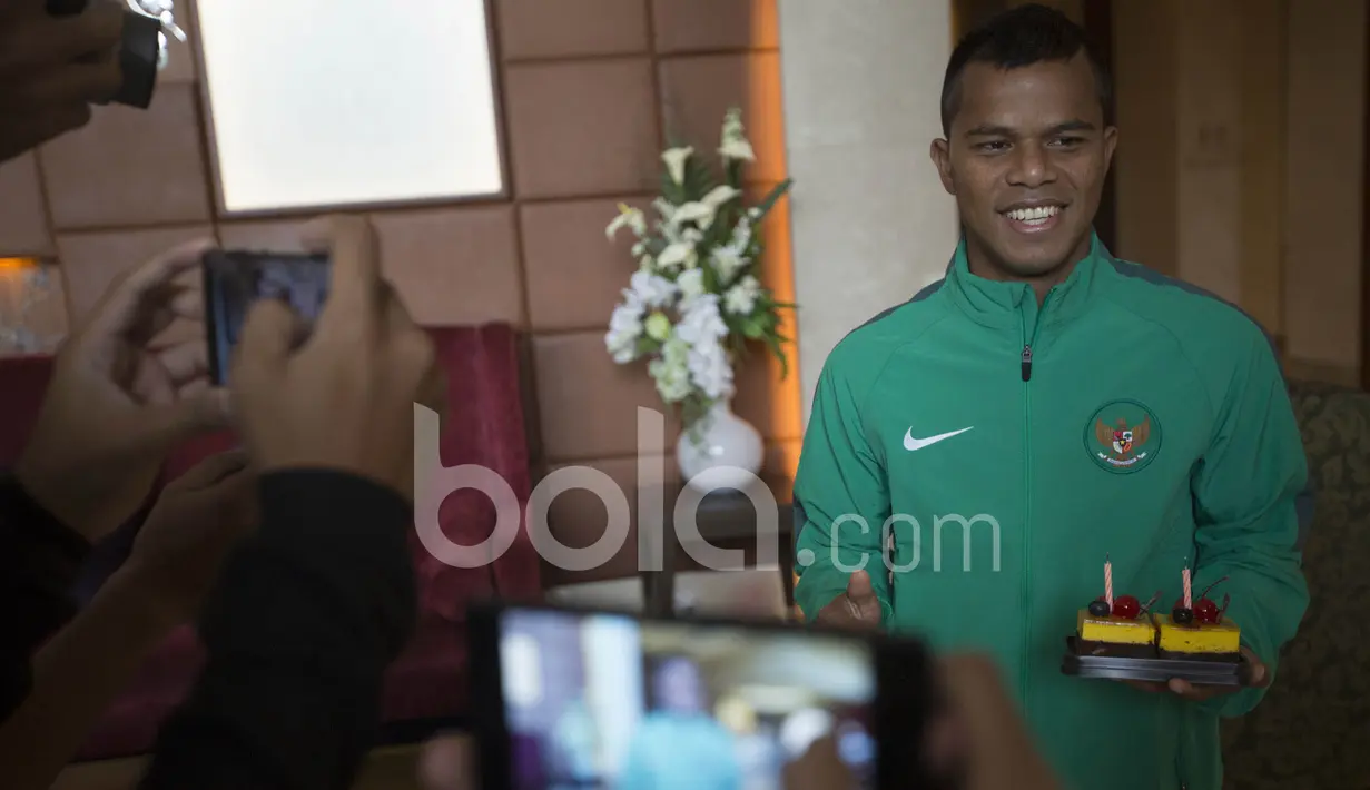 Manahati Lestusen menerima melkaukan sesi foto bersama kue Ulang tahun dari official dan pemain Timnas Indonesia di Hotel Grand Fourwings, Thailand. (Bola.com/Vitalis Yogi Trisna) 