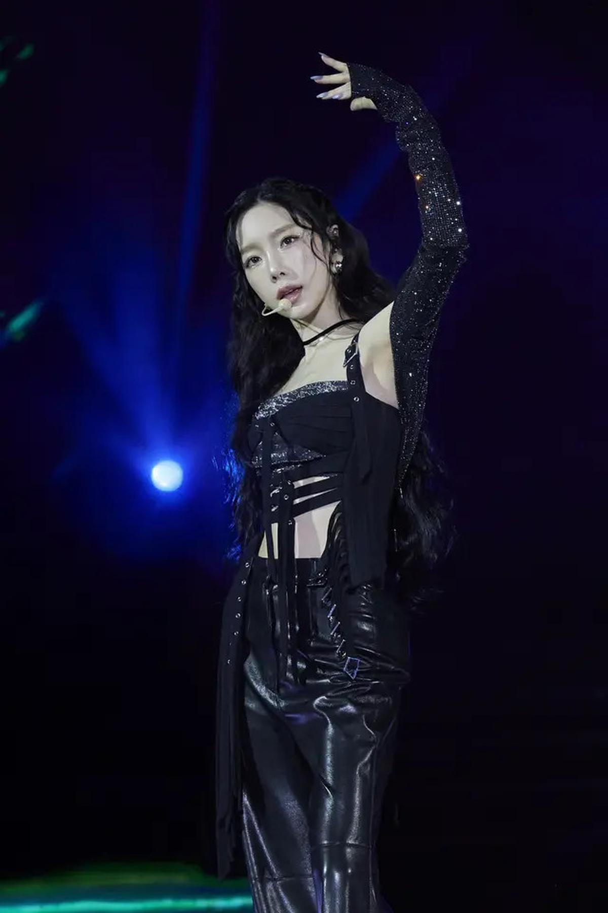 6 Potret Kostum Panggung Taeyeon di Konser The Tense di Jakarta, Menawan dalam Beragam Konsep