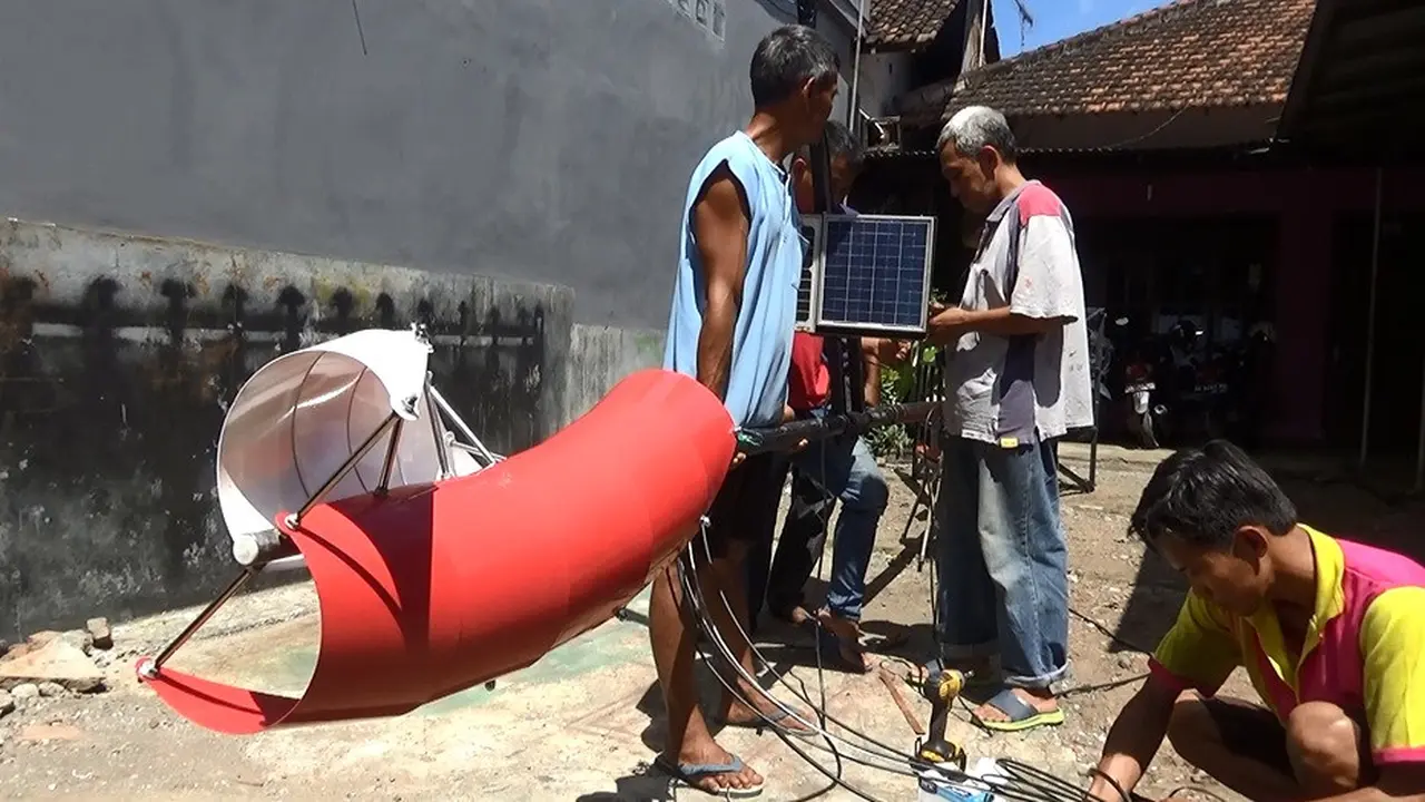 Gabungan Energi Matahari dan Angin Terangi Jalan di Tulungagung