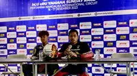 Aldi Satya Mahendra (kiri) dan Galang Hendra Pratama dalam jumpa pers usai menyelesaikan race 2 balapan bLU cRU Yamaha Sunday Race 2023 di Sirkuit Mandalika, Lombok, Minggu (17/12/2023). (Marco Tampubolon/Liputan6.com)