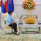 Menlu RI Retno Marsudi (kiri) dan Menlu Kamboja Sok Chenda Sophea melakukan pertemuan bilateral di Phnom Penh, Rabu (21/8/2024). (Dok. Kemlu RI)