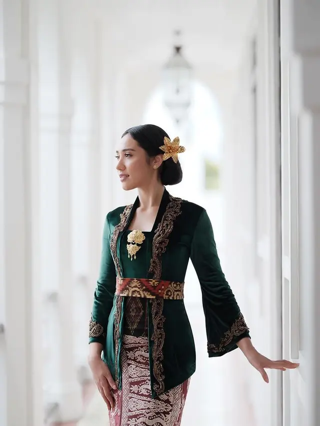 6 Potret Laksmi Shari De Neefe Suardana, Pemenang Puteri Indonesia 2022