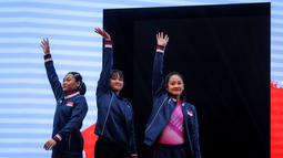 Tim senam putri Indonesia, Larasati Rengganis (kiri), Alarice Mallica Prakoso (tengah), dan Salsabilla Hadi Pamungkas (kanan) menyapa penonton saat melakukan podium training jelang Kejuaraan Dunia Gimnastik 2025 di Indonesia Arena, Senayan, Jakarta, Sabtu (18/10/2025). (Bola.com/Bagaskara Lazuardi)