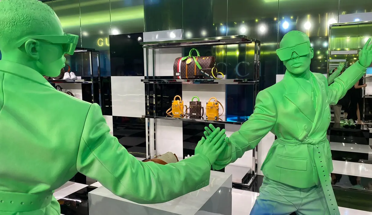 Sayangnya, Men's Spring Summer Collection ini merupakan  rancangan musim semi dan musim panas terakhir dari Virgil Abloh. Ia tutup usia pada hari Minggu (28/11/2021) yang lalu. Di usia 41 tahun Abloh menderita kanker langka Angiosarkoma./ Foto: Fimela.com - Adinda Tri Wardhani.