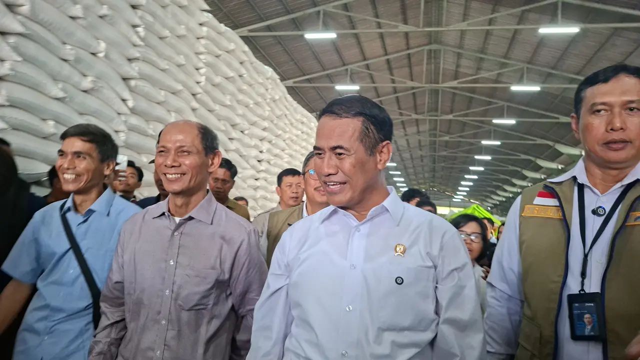 Gudang penyimpanan beras Bulog, di Karawang, Jawa Barat, Kamis (23/4/2026). (Liputan6.com/Arief)