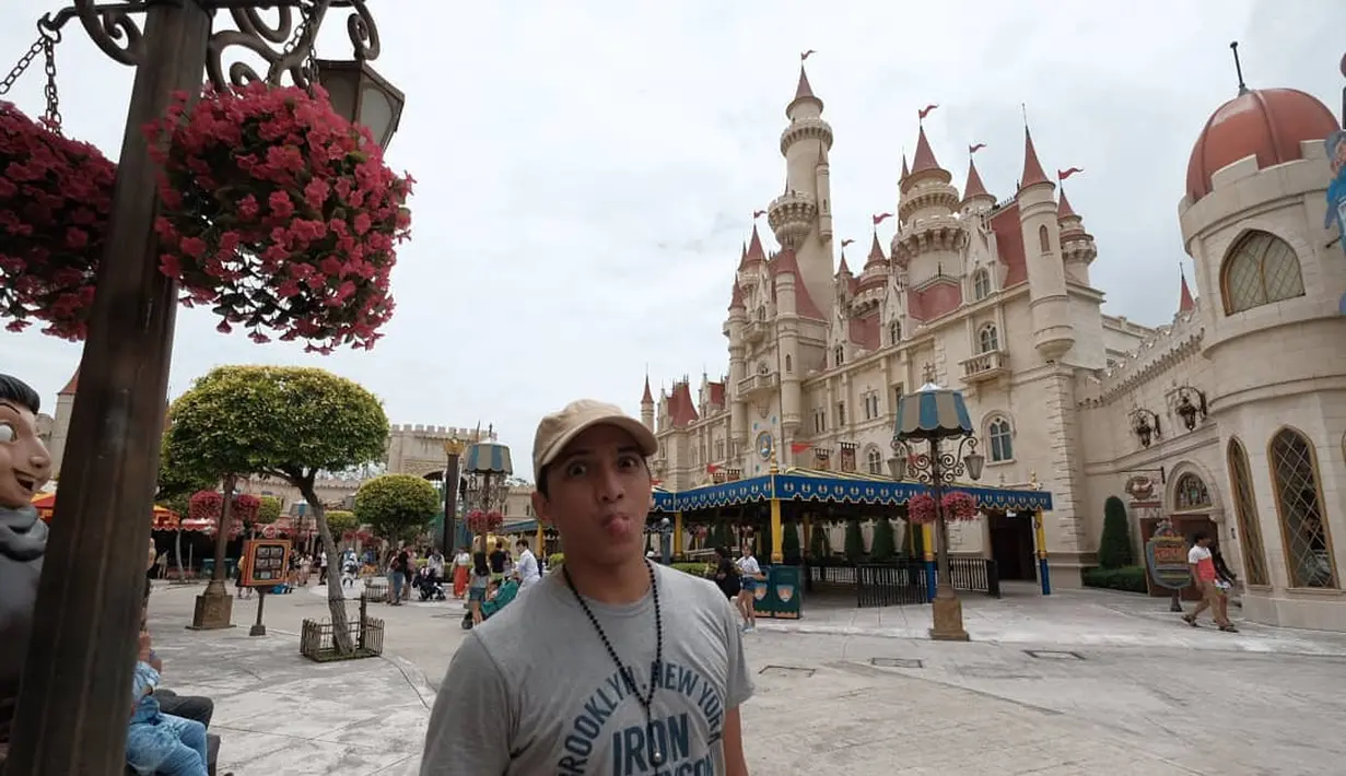 "Biasanya sih nonton TV, terus kesempatan di mana gue akhirnya bisa santai, nulis materi dan ngumpul sama keluarga." ujar pemeran Warkop DKI Reborn: Jangkrik Boss! Part 1. (instagram/gepamungkas)