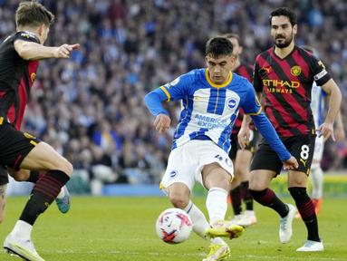 Pemain Brighton and Hove Albion, Facundo Buonanotte, melepaskan tendangan saat melawan Manchester City pada laga Liga Inggris di Stadion AMEX, Rabu (24/5/2023). Kedua tim bermain imbang 1-1. (AP Photo/Kirsty Wigglesworth)