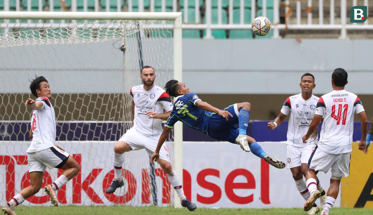 <p>Pemain Persib Bandung, Beckham Putra Nugraha (tengah) berusaha menendang bola ke gawang Arema FC pada pertandingan pekan ke-26 BRI Liga 1 2022/2023 yang berlangsung di Stadion Pakansari, Bogor, Kamis (23/2/2023). (Bola.com/Ikhwan Yanuar)</p>