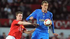 Striker Portsmouth, Peter Crouch (kanan) duel dengan bek Manchester United, Jonny Evans dalam laga Premiership di Old Trafford, Manchester, 22 April 2009. AFP PHOTO/ANDREW YATES