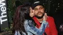 Pasangan kekasih Selena Gomez dan The Weeknd memang tengah dimabuk cinta. Tak heran jika keduanya terus mengumbar kemesraan saat berada di depan umum. Selain itu hubungan mereka memang baru terjalin. (doc.dailymail.com)