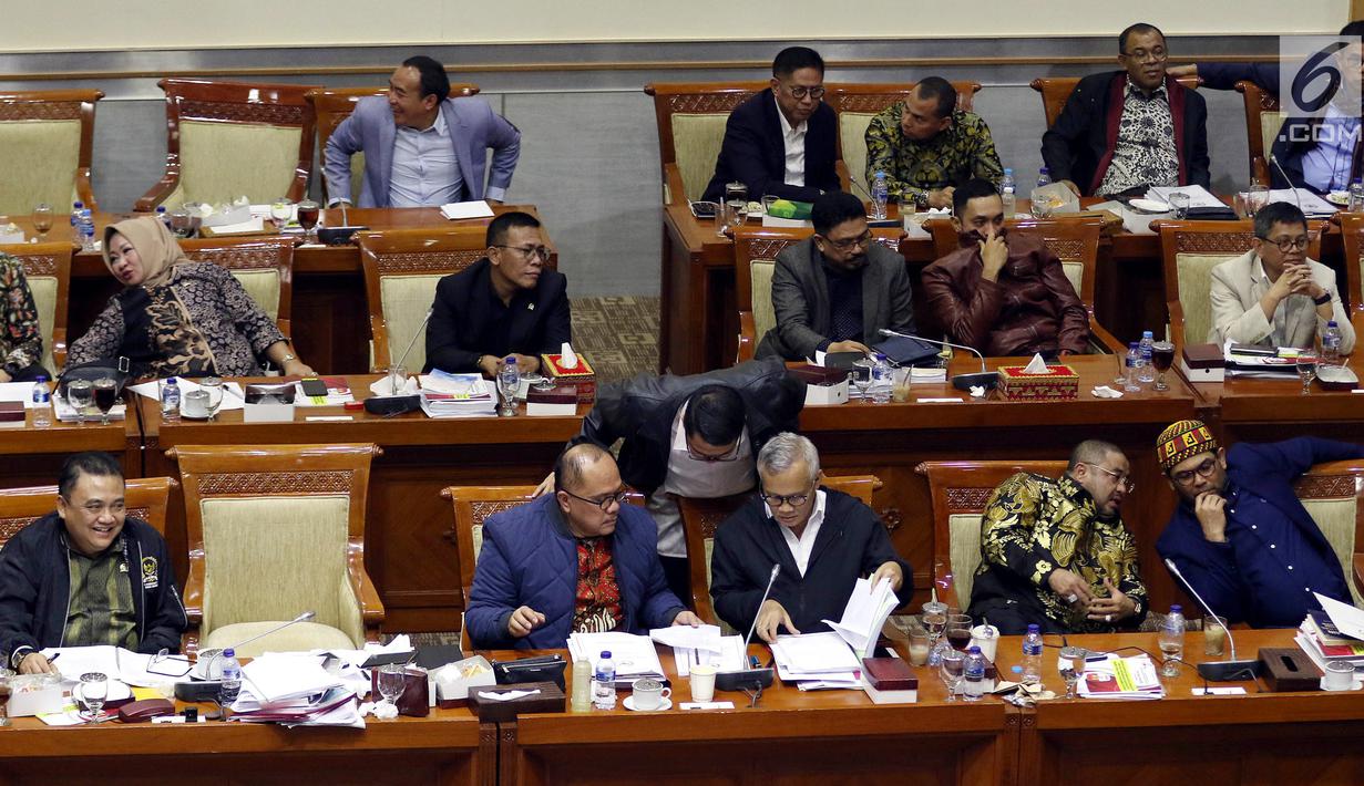Suasana pleno pemilihan dan penetapan Capim KPK di ruang rapat Komisi III DPR RI, Senayan, Jakarta, Jumat (13/9/2019) dini hari. Calon Pimpinan KPK Irjen Pol Firli Bahuri terpilh sebagai Ketua KPK 2019-2023 dengan perolehan 56 suara usai uji kelayakan dan kepatutan. (Liputan6.com/Johan Tallo)