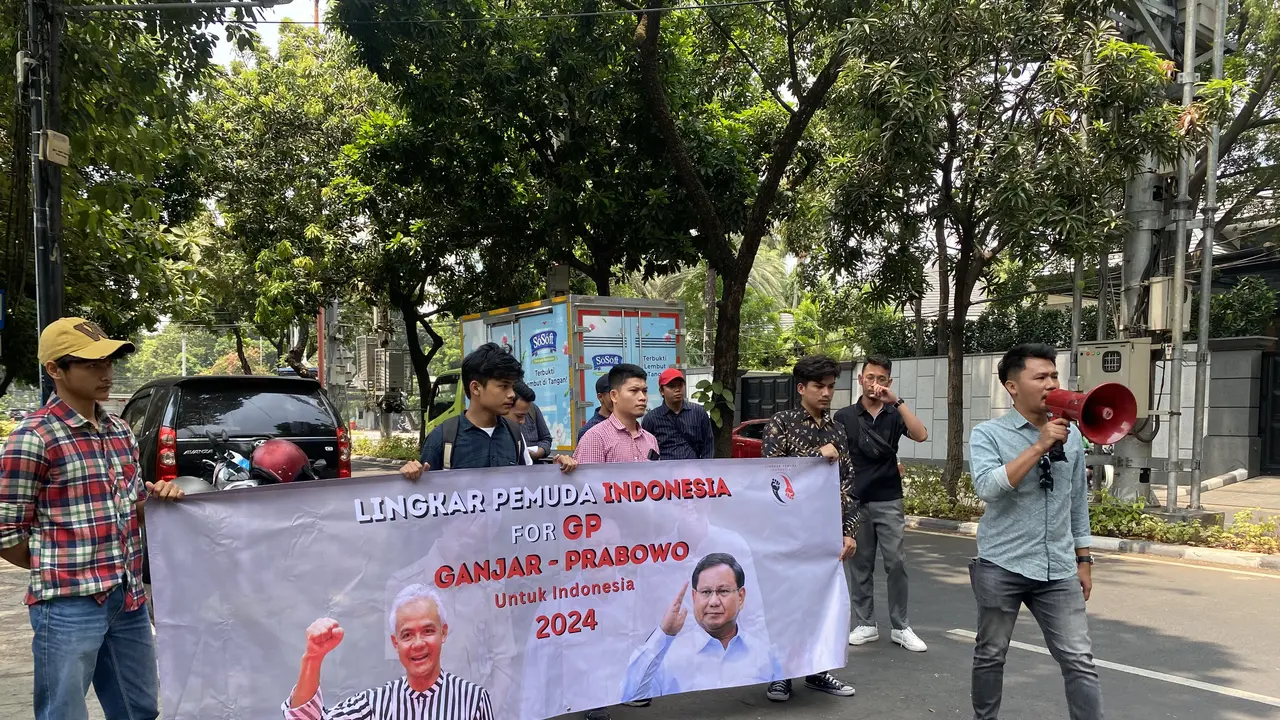 Lingkar Pemuda Indonesia (LPI) mengadakan aksi orasi dan konferensi pers untuk meminta Ketua Umum PDIP Megawati Soekarnoputri menyatukan Ganjar Pranowo dan Prabowo Subianto pada Pemilihan Presiden atau Pilpres 2024.