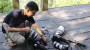 Fotografer menyiapkan alatnya untuk mengabadikan Owa Jawa di Taman Nasional Gunung Pangrango, bohor, Jawa Barat, (24/11). Tim melakukan kegiatan seperti rehabilitasi,restorasi ekosistem dan edukasi bagi masyarakat sekitar. (Liputan6.com/Herman Zakharia)