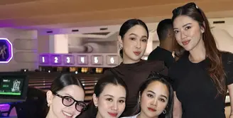 Melengkapi tampilannya dengan kacamata frame hitam, serta anting-anting silver. Wajahnya dipulas natural pancarkan aura calon pengantin dengan rambut panjangnya diikat ke belakang.  [@aaliyah.massaid]