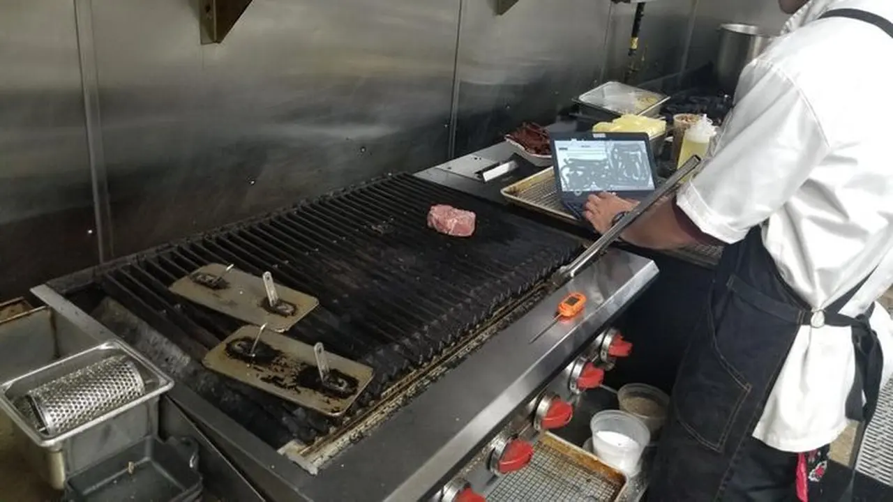 6 Potret Keadaan Tak Terduga di Dapur, Koki Panggang Daging Sambil Tulis Esai