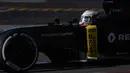 Pebalap Renault, Kevin Magnussen berada pada urutan ke-3 dengan waktu 1m23,933s pada sesi kedua tes pramusim di Sirkuit Catalunya, Barcelona, Rabu (2/3/2016). Malam WIB. (AFP/Lluis Gene)