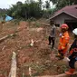 Anggota Polri, Basarnas dan BPBD Kabupaten Natuna melakukan asesmen lanjutan di lokasi tanah longsor di Kampung Genteng, Desa Pangkalan, Kecamatan Serasan, Kabupaten Natuna, Kepulauan Riau, Rabu (8/3/2023). BPBD Kabupaten Natuna menyebut lebih dari 27 rumah tertimbun material longsoran yang terjadi pada Senin (6/3/2023). (Komunikasi Kebencanaan)