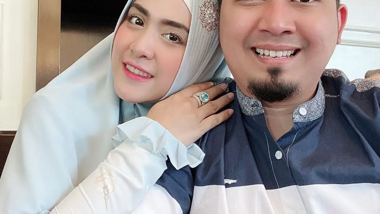 [Fimela] April Jasmine dan Ustaz Solmed