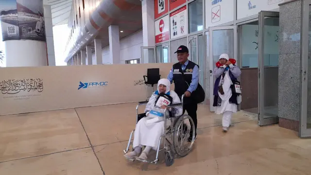 Sebanyak 419 jemaah kloter PDG 08 akhirnya tiba di Bandara Internasional King Abdulaziz pada Sabtu (17/5/2025) pagi.
