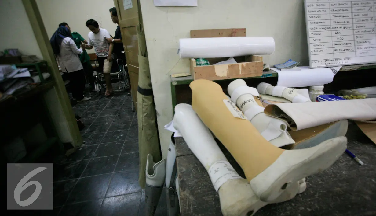 Seorang teknisi sedang  mengukur proses pembuatan kaki palsu  di Pusat Rehabilitasi YAKKUM yogyakarta, (18/2). Pusat Rehabilitasi YAKKUM memproduksi alat bantu berupa kaki palsu untuk penyandang difabel. (Liputan6.com/Boy Harjanto)