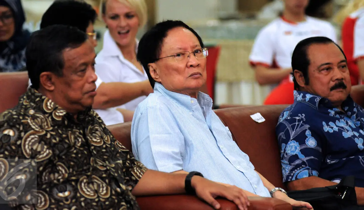 Legenda bulutangkis Indonesia, Tan Joe Hok (tengah) saat menghadiri perayaan HUT Persatuan Bulutangkis Seluruh Indonesia ke-65 di Jakarta, Senin (9/5/2016). HUT PBSI diikuti dengan pelepasan tim Thomas dan Uber Indonesia. (Liputan6.com/Helmi Fithriansyah)