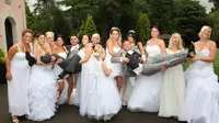 Pasangan yang mendandani sepuluh pengiring pengantinnya dengan gaun pengantin yang indah (Foto: Cosmopolitan/ Capture The Moment/Wales News Service)