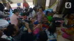 Pengungsi korban kebakaran rumah di Jalan Bangka Buntu I, Kelurahan Bangka, Mampang rapatan, Jakarta Selatan, Selasa (27/12/2022). Kebakaran dilaporkan terjadi pukul 20.05 WIB, Senin (26/12/2022). (merdeka.com/Imam Buhori)