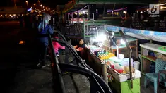 Penjual menjajakan dagangannya di atas perahu di Alun-Alun Sungai Kapuas, Pontianak, Kalimantan Barat, Kamis (12/4). Pemerintah Kota Pontianak melarang para pedagang tersebut berjualan di darat. (Liputan6.com/Johan Tallo)