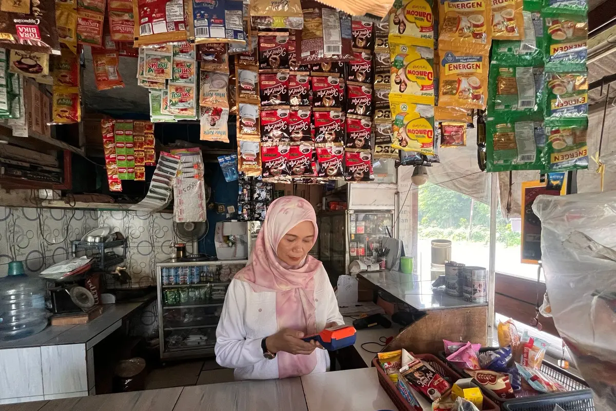 Popon Fatima Saat Melayani Transaksi di Warungnya