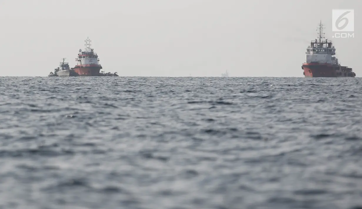 Kapal TNI AL mencari bangkai pesawat Lion Air JT 610 yang jatuh di laut utara Tanjung Pakis, Karawang, Jawa Barat, Senin (29/10). TNI AL mengerahkan sejumlah Kapal Perang Indonesia (KRI) demi melakukan search and rescue. (Liputan6.com/Herman Zakharia)