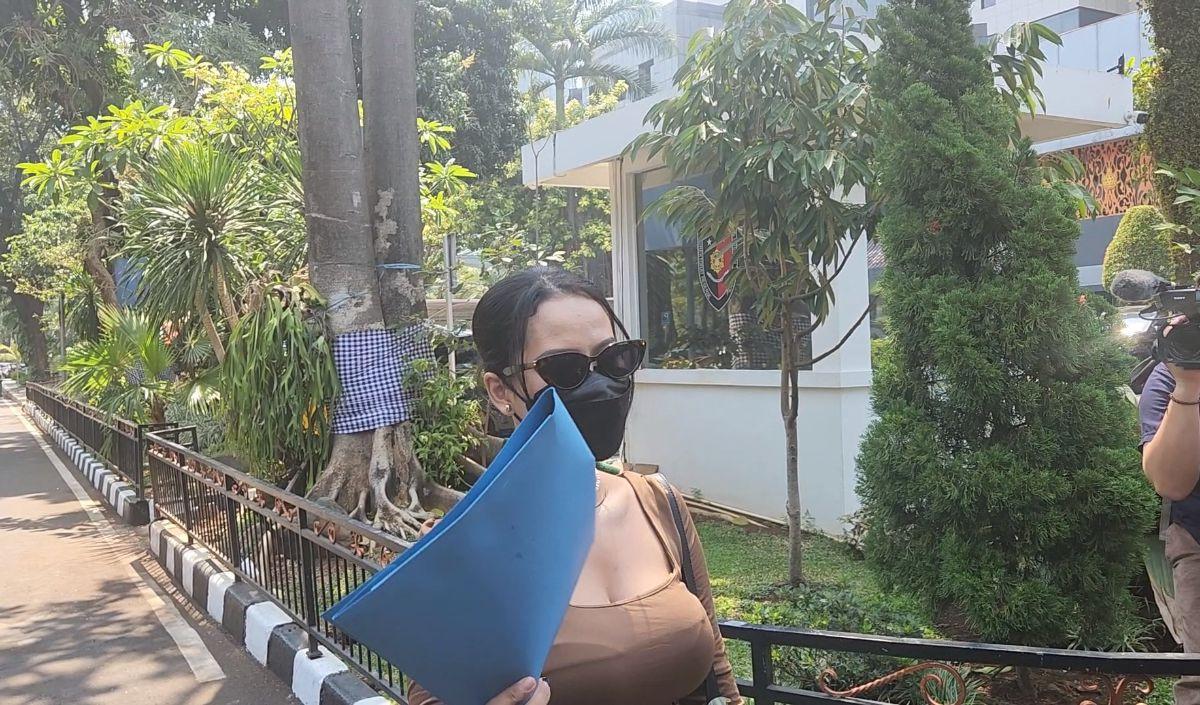Namun demikian, Siskaeee yang hanya bermain untuk satu film Kramat Tunggak itu masih enggan banyak bicara.