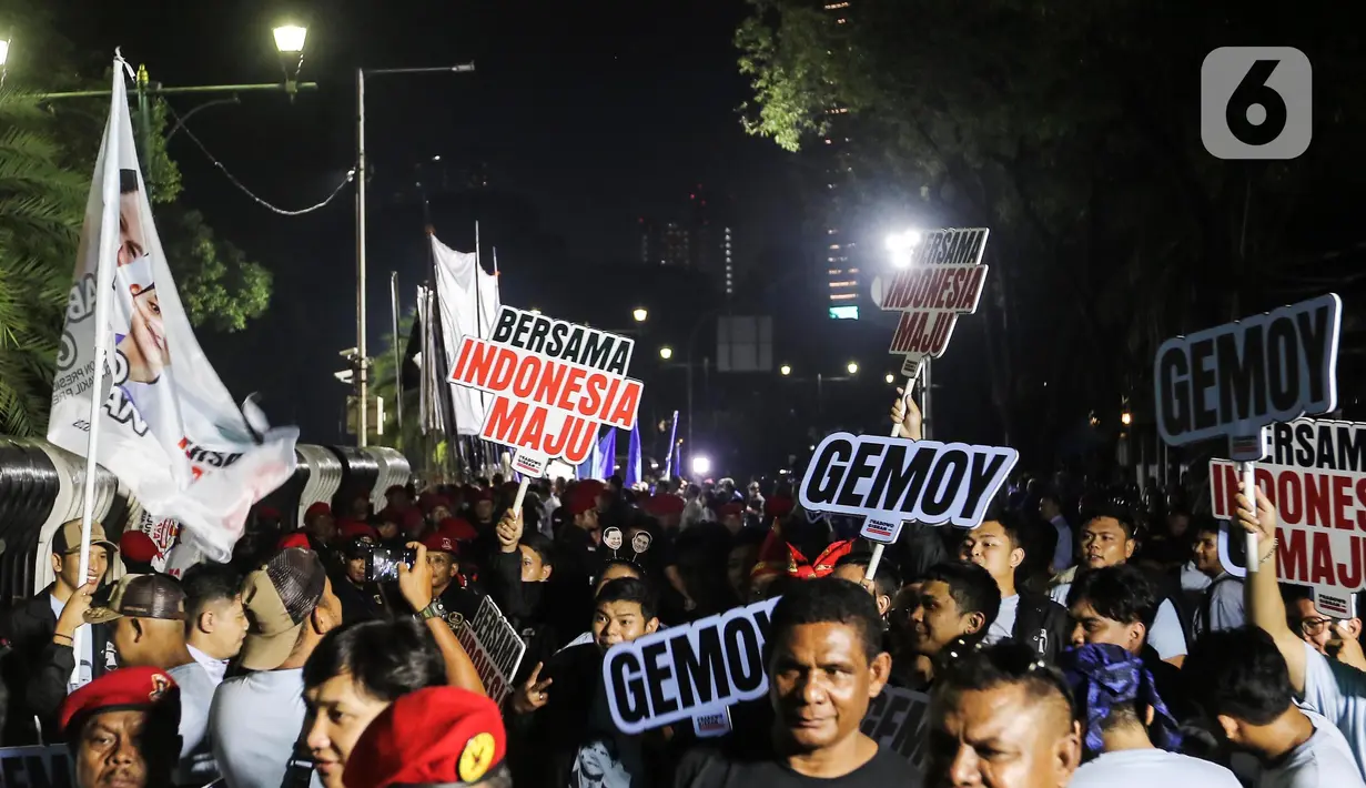 Suasana sekitar Gedung KPU RI menjadi riuh. (Liputan6.com/Angga Yuniar)