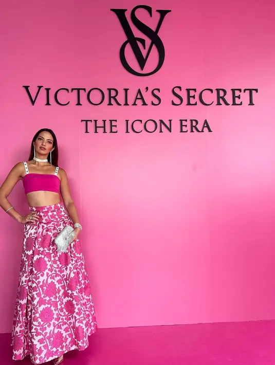 Penampilan Nia semakin memukau dengan tambahan aksesori berupa anting panjang, gelang, cincin, dan kalung choker yang mewah. Rambut panjangnya dibiarkan tergerai begitu saja yang menyempurnakan keseluruhan penampilannya. [Foto: Instagram/ramadhaniabakrie]