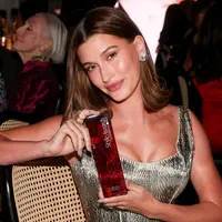 Pada ajang WWD Style Awards 2026 yang digelar di Regent Santa Monica Beach, Jumat malam waktu setempat, pendiri Rhode Beauty ini tak hanya membawa pulang penghargaan Style Trailblazer, tetapi juga mencuri perhatian lewat pilihan busana yang sarat makna fashion. [@giorgioarmani].