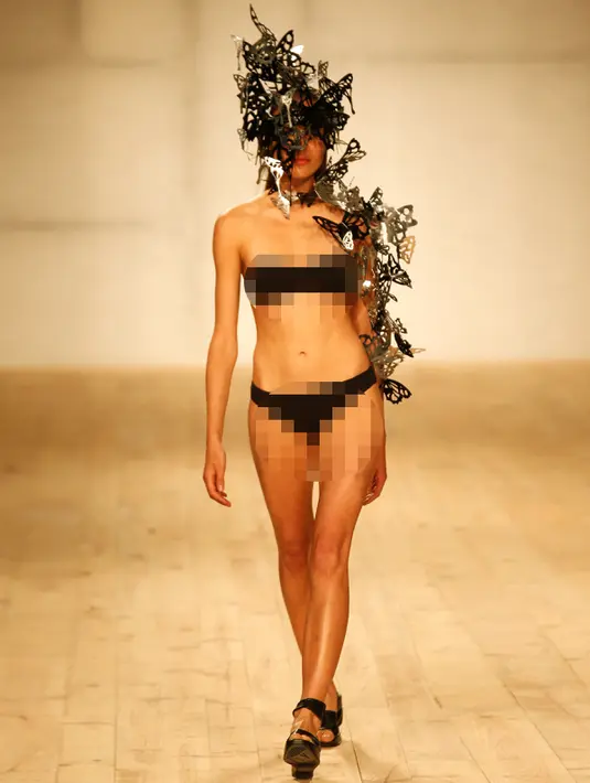 Model membawakan rancangan desainer Valentim Quaresma dalam Lisbon Fashion Week, di Portugal, (9/10). Busana yang ditampilkan ini merupakan koleksi Summer/Spring 2017. (REUTERS/Rafael Marchante)