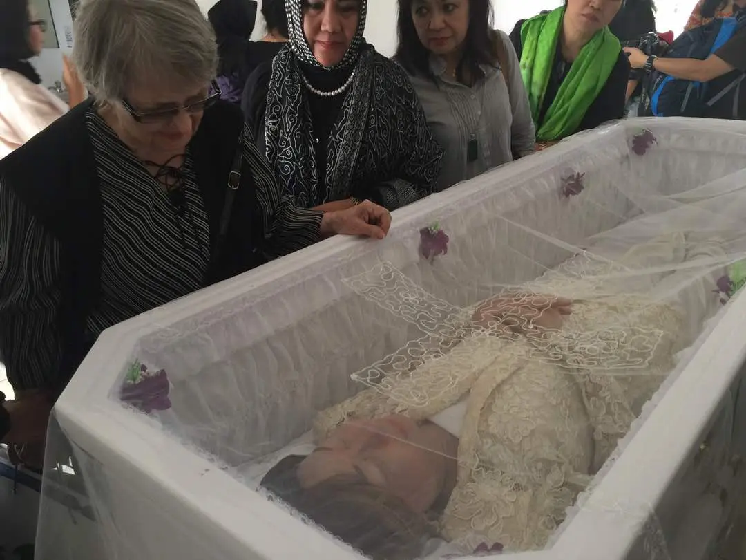 Swetlana Zein yang terus mendampingi jenazah Yana Zein. (Fathan Rangkuti/Bintang.com)