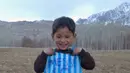 Murtaza Ahmadi (5) mengenakan kostum timnas Argentina milik Lionel Messi yang terbuat dari kantong kresek di  kabupaten Jaghori, Afghanistan, 29 Januari 2016. Karena situasi ekonomi, keluarga tak mampu membelikan Murtaza jersey Messi. (STR/AFP)