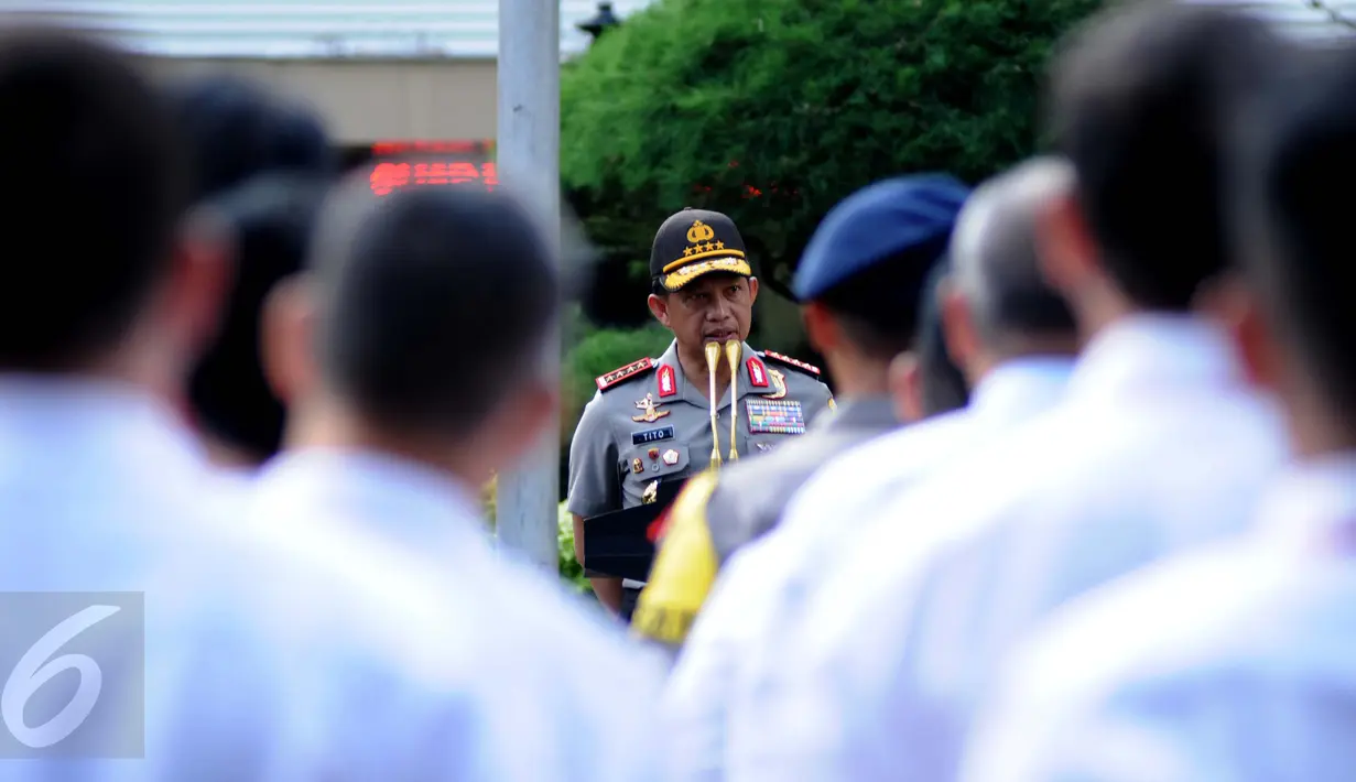 Kapolri Jenderal Tito Karnavian saat menjadi Inspektur apel di halaman Krimsus Polda Metro Jaya, Jakarta, Rabu (18/1). Tito berharap, agar penghargaan yang diberikan kepada 87 anggota itu dapat memotivasi anggota lainnya. (Liputan6.com/Gempur M Surya)