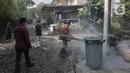 Petugas melakukan pengasapan (fogging) di dekat tempat sampah kawasan perumahan, Pesanggrahan, Jakarta, Kamis (6/10/2022). Nyamuk Aedes Aegypti menjadi penyebab penyakit Demam Berdarah Dengue (DBD). (Liputan6.com/Johan Tallo)