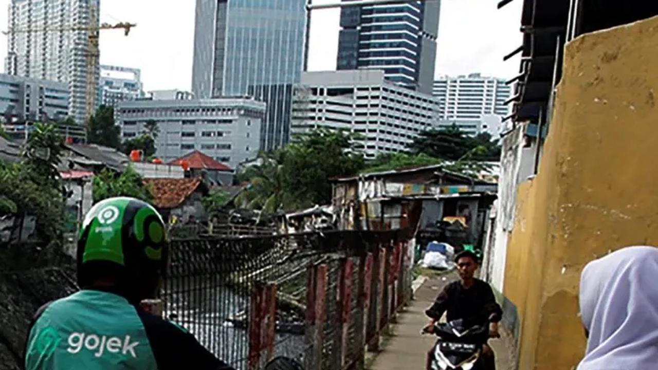 Bermanuver di gang sempit, hal lumrah bagi driver ojek online. Menjadi jalan andalan.