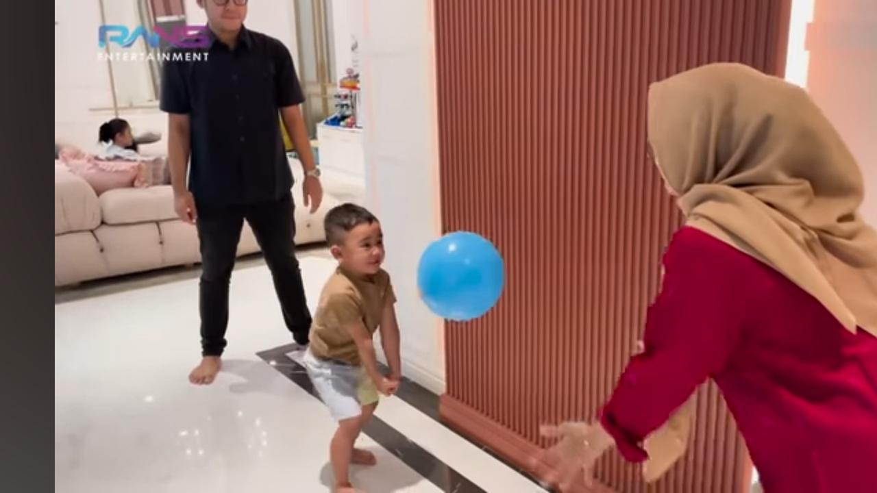 Potret Rayyanza Cipung Perdana Latihan Voli di Rumah, Pukulan Disebut Berbahaya & Langsung Dijuluki Coach Ajja